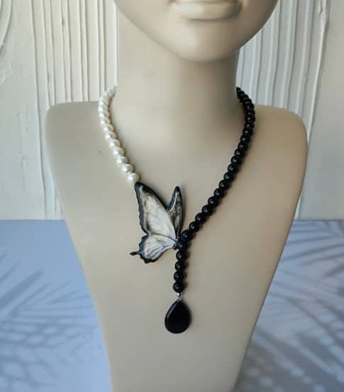 Butterfly Set covered with resin and real Pearls necklace, very light weight