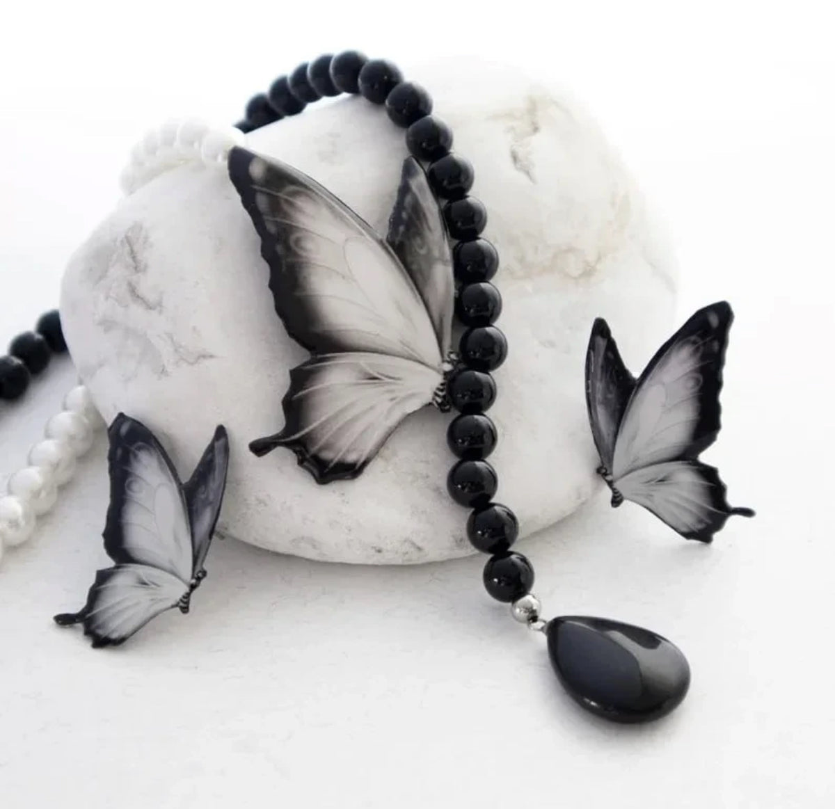 Butterfly Set covered with resin and real Pearls necklace, very light weight