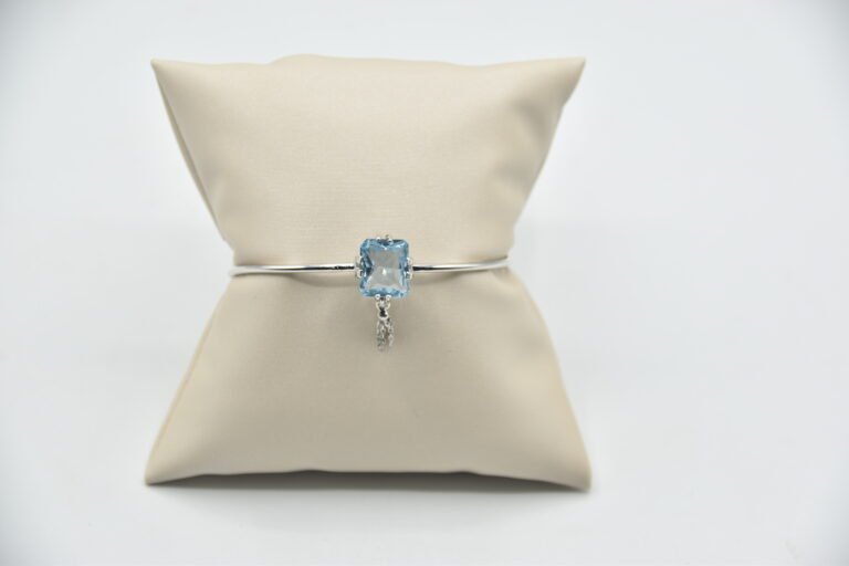 Half Bangle_Half Bracelet of "Blue Topaz" in emerald shape