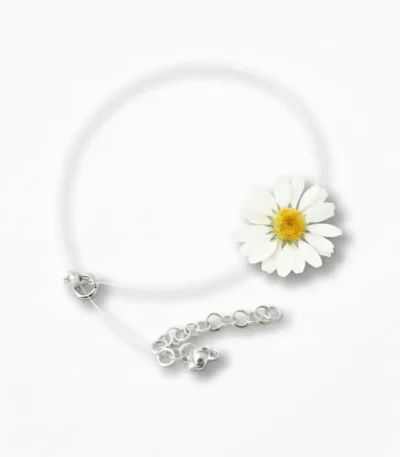 “Minimalist daisy flower choker with a transparent cord and silver clasp, featuring a real dried daisy preserved in resin