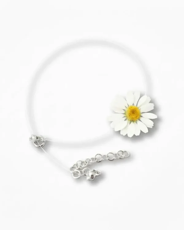 “Minimalist daisy flower choker with a transparent cord and silver clasp, featuring a real dried daisy preserved in resin