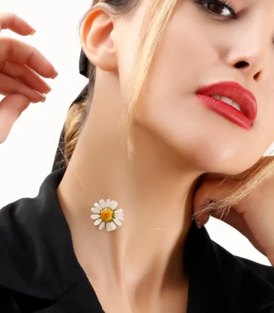 Handmade choker with a real daisy flower preserved in UV resin, designed on an invisible necklace cord for a delicate natural look