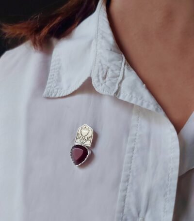 Elegant Silver Brooch with Deep Red Agate Stone