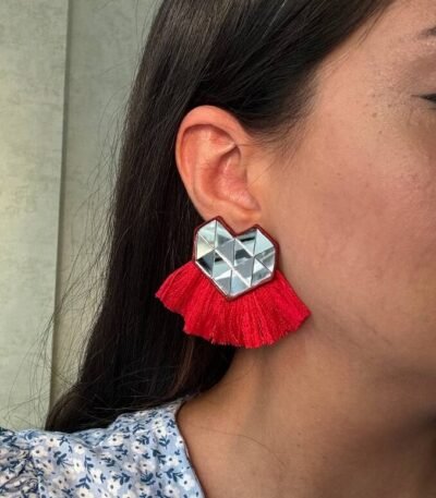 Del – A Heart-Inspired Earring Made from Mirror, Thread and Pulp