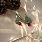 Noel – An earring with the spirit of Christmas, in a geometric and minimalist form.