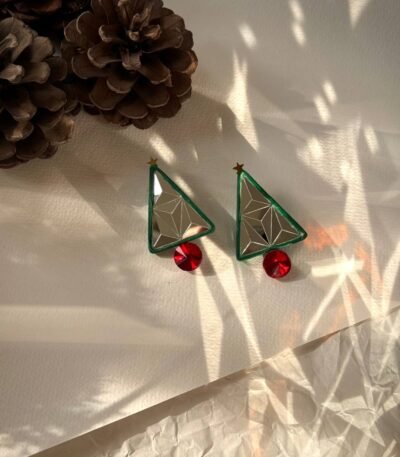 Noel – An earring with the spirit of Christmas, in a geometric and minimalist form.