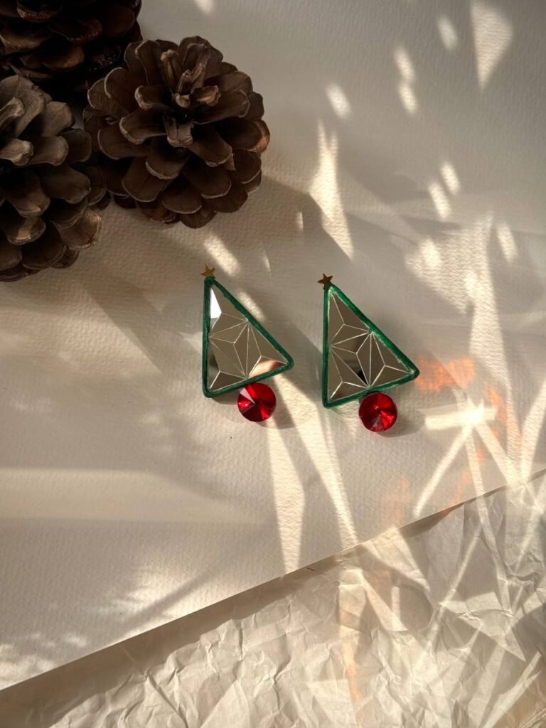 Noel – An earring with the spirit of Christmas, in a geometric and minimalist form.