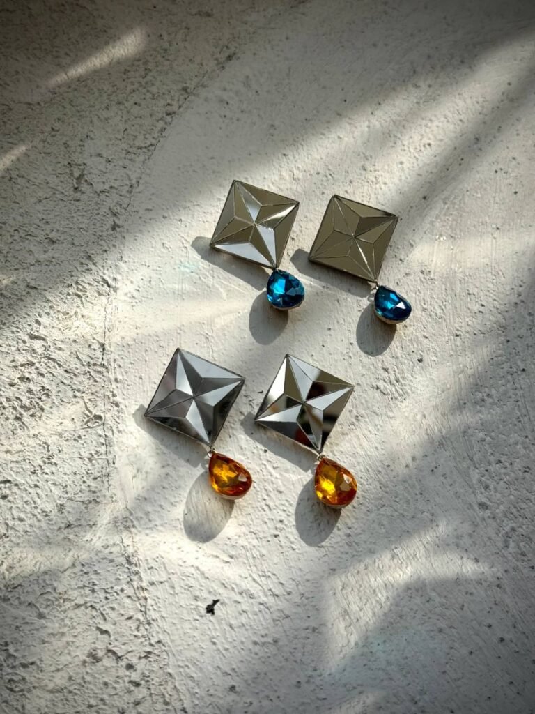 Charao – A Geometric Earring, Crafted from Mirror, Pulp, and Gemstone