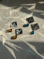 Charao – A Geometric Earring, Crafted from Mirror, Pulp, and Gemstone - Image 4