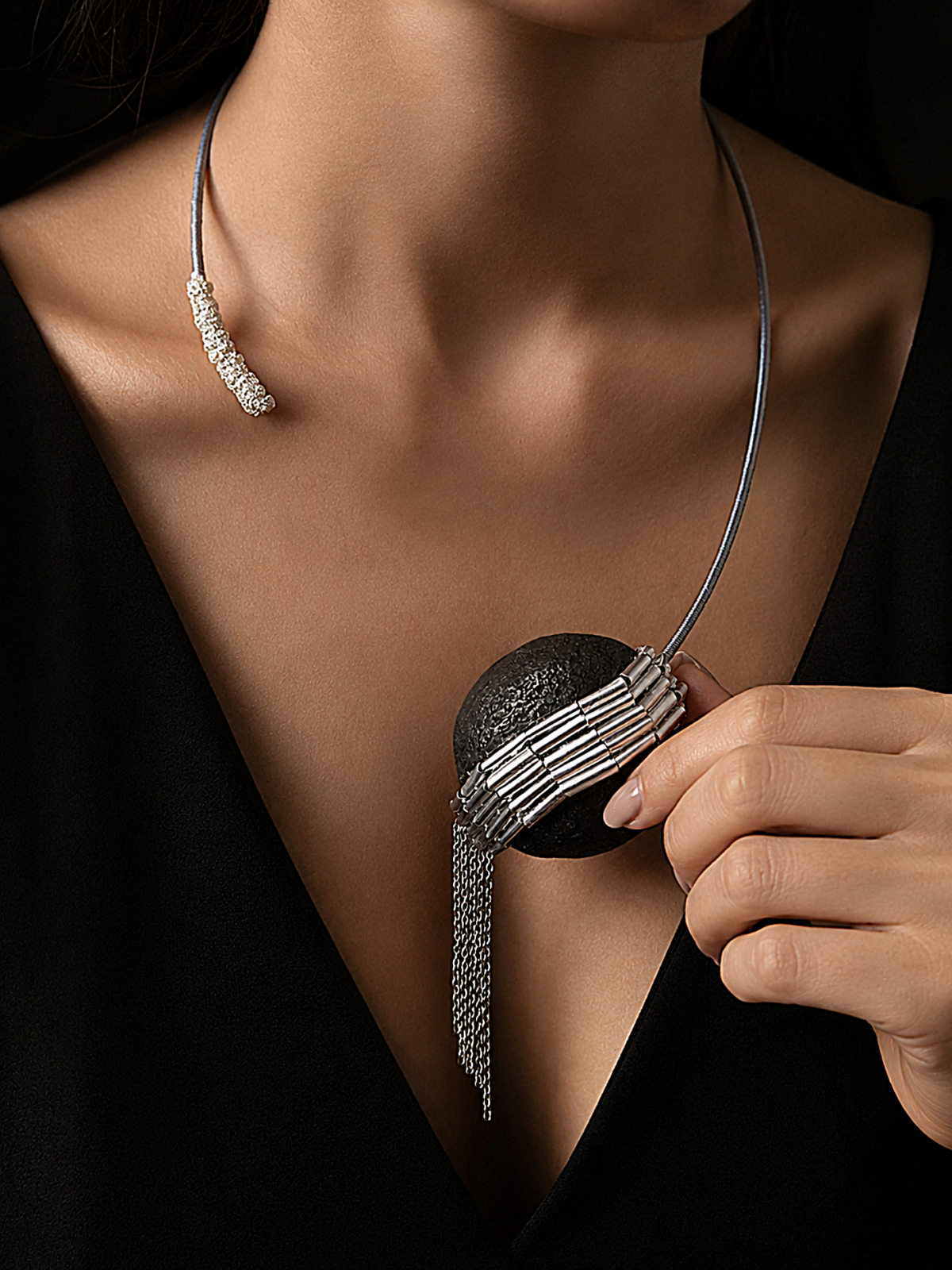Fluid Sculpture – A Sculptural Necklace in Motion - Image 2