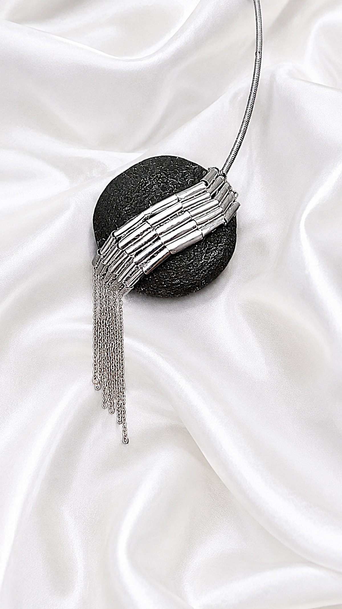 Fluid Sculpture – A Sculptural Necklace in Motion - Image 4